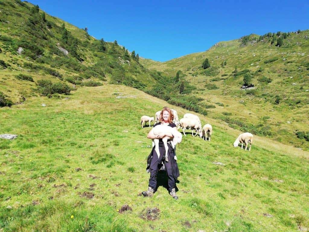 Bianca Blasl steht auf der Alm der Osterlämmer in Tirol