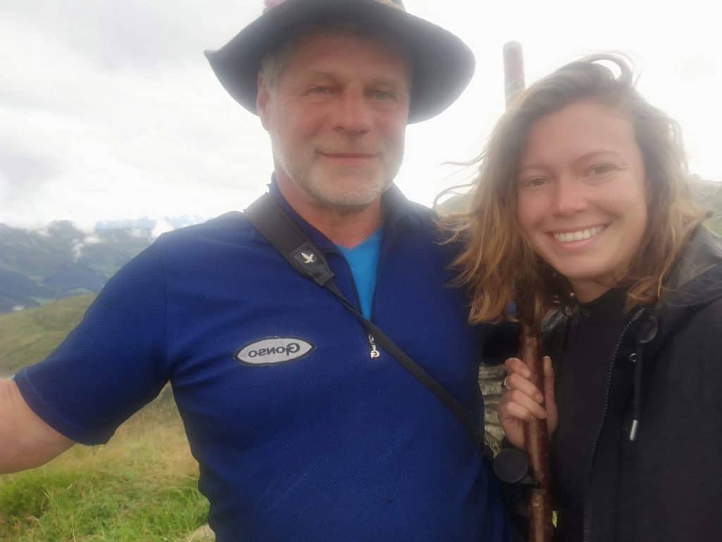 Bianca Blasl und Walter Kofler beim Schafesuchen auf der Alm in Tirol