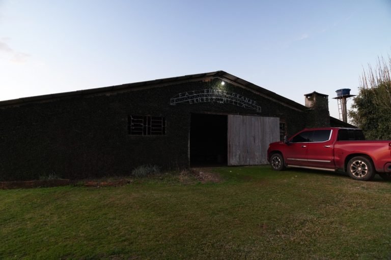 Der alte Schuppen auf der Farm des Agarunternehmers Karl Milla