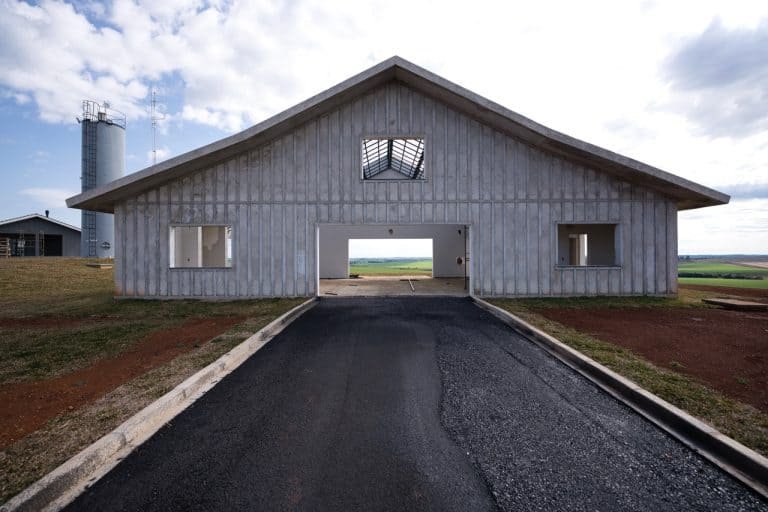 Gebäude in Bau auf der Farm von Karl Milla in Brasilien