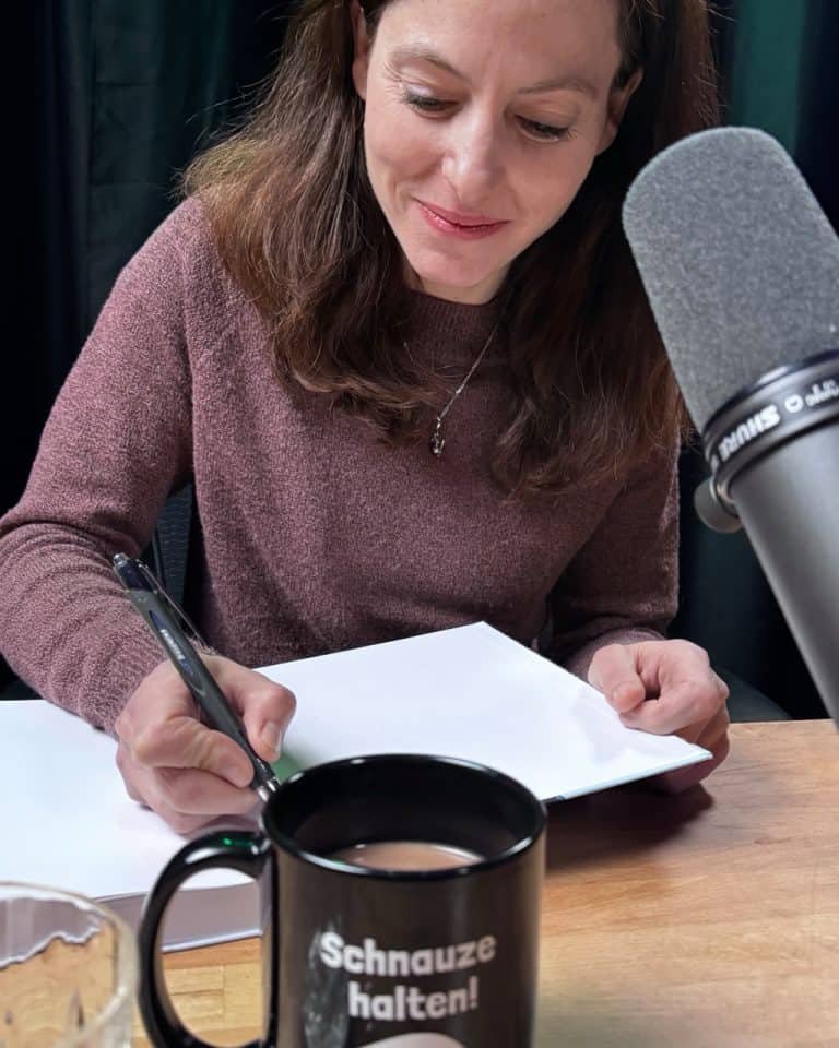 Prof. Pia Münster signiert ihr Buch für Willy nach der Podcastaufnahme im BauertothePeople Studio in Wien - Aufnahme war zu ihrem neuen Buch "Erde, Arbeit, Leidenschaft", dass sie zusammen mit ihrer Zwillingsschwester Kim Münster geschrieben hat