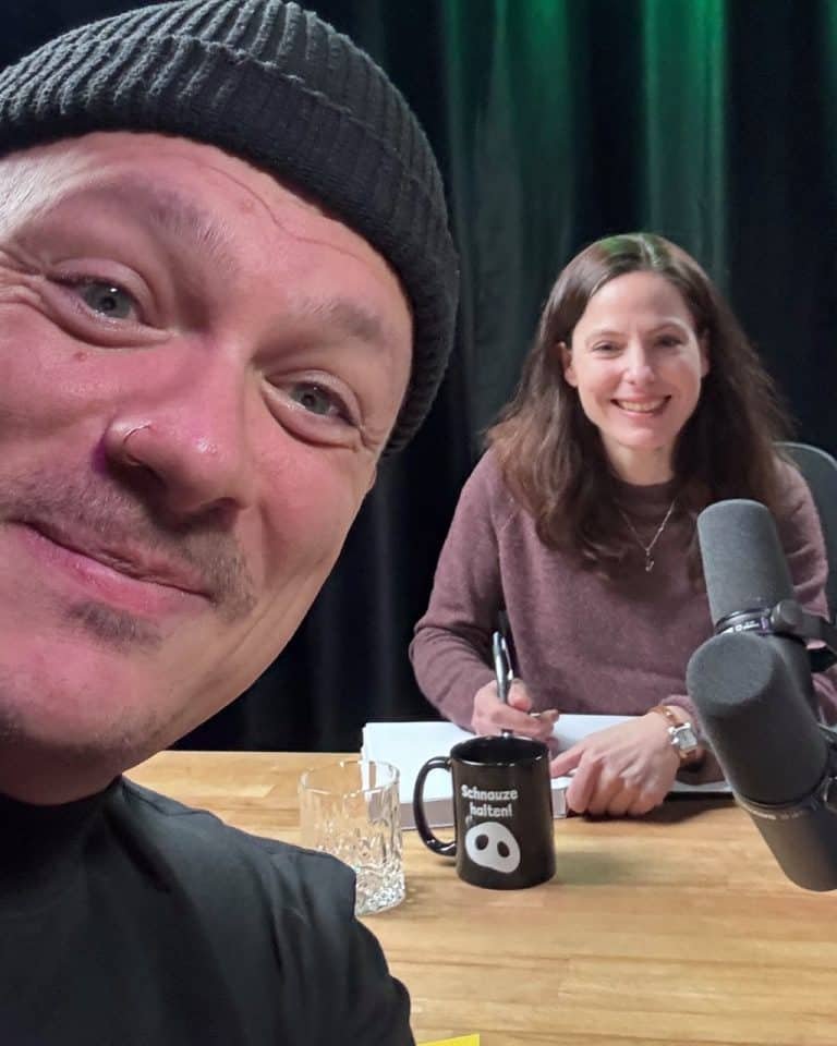 Willy Geiger und Prof. Pia Münster nach der Podcastaufnahme im BauertothePeople Studio in Wien - Aufnahme war zu ihrem neuen Buch "Erde, Arbeit, Leidenschaft", dass sie zusammen mit ihrer Zwillingsschwester Kim Münster geschrieben hat