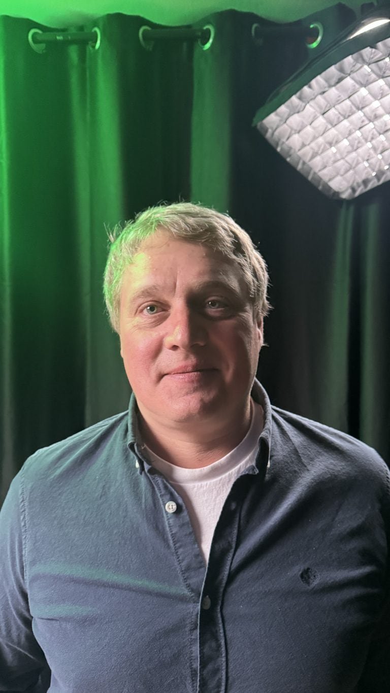 Josef A Holzer im Bauer to the People Studio in Wien. Josef Holzer ist Experte für Permakultur und lebe und arbeitet am Krameterhof im Salzburger Lungau.