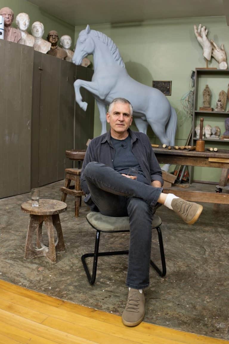 Bildhauer Werner Thaler in seiner Werkstatt in Dreizehnlinden, Brasilien. Im Zuge der Aufnahme für die Podcast-Folge mit Bauer to the People im Zuge der Glokale Perspektiven Tour 2025
